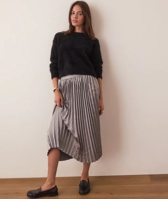 The Chelsea Pleated Midi Skirt is an elegant and flattering skirt designed with soft pleats that create movement and texture.