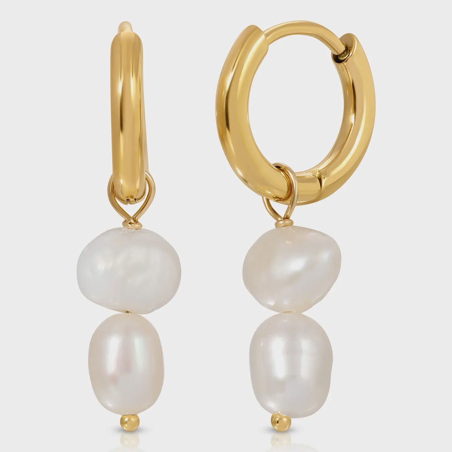 The Kozakh Asuria Earrings are elegant, statement-making earrings known for their unique and modern design. These earrings combine bold, eye-catching elements with a refined, sophisticated style.