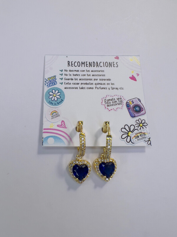 Argollas de circones con colgantes de corazones 