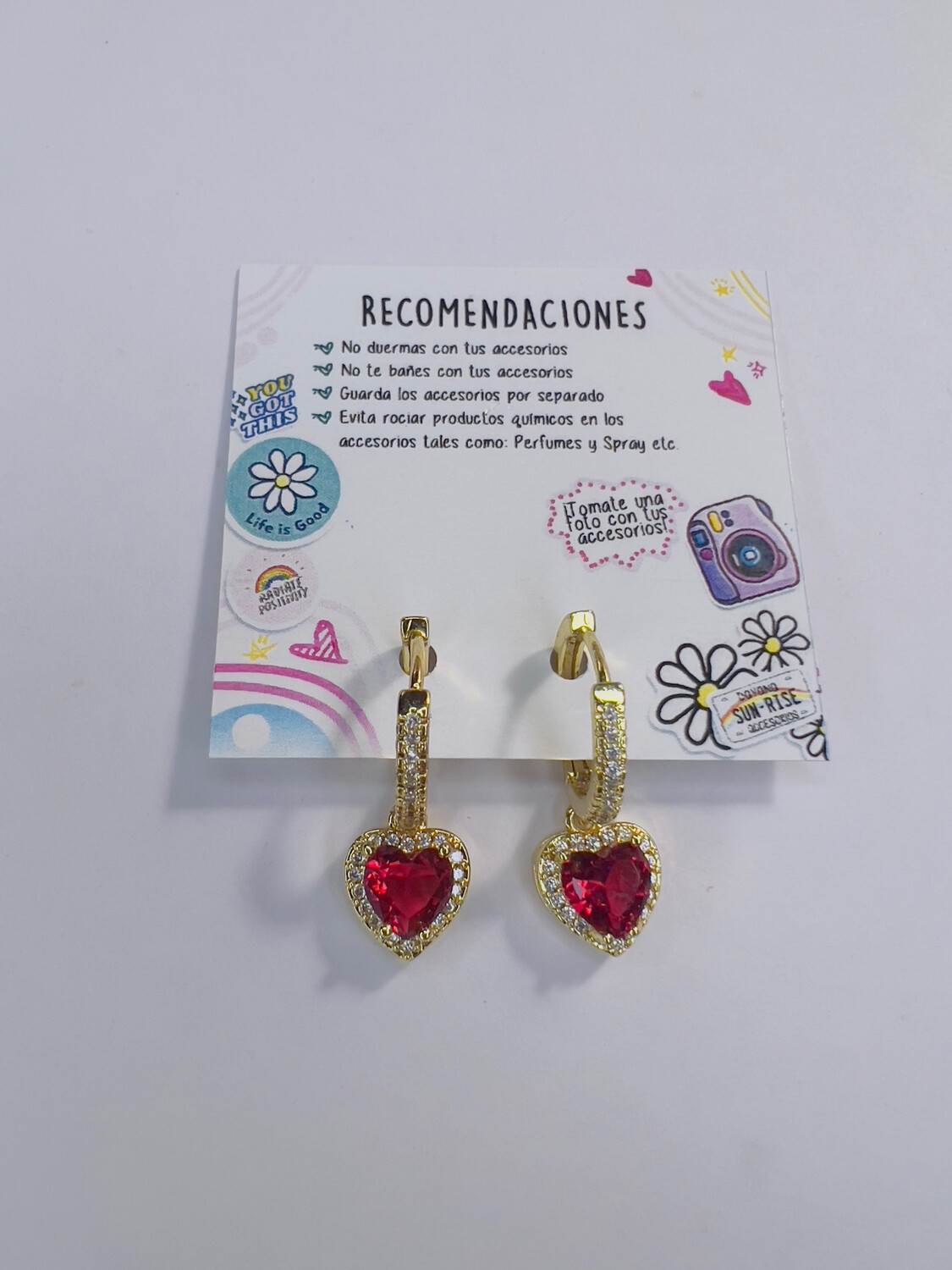 Argollas de circones con colgantes de corazones 