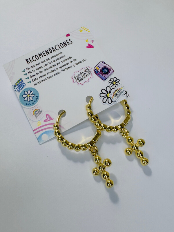 Argollas con cruz de balines con baño de oro 