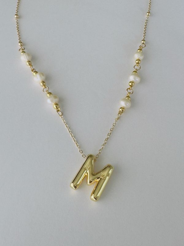 Cadena de perlas con inicial 