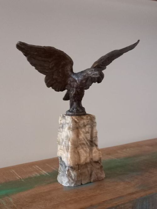 Arend van steen op sokkel