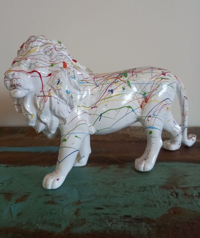 Beeld van leeuw in polyester beschilderd