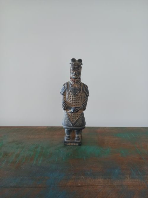 Oude houtsculptuur van Chinese keizer
