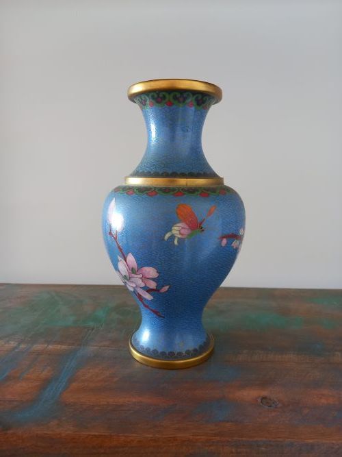 Blauwe vaas met chinese rozen en bij