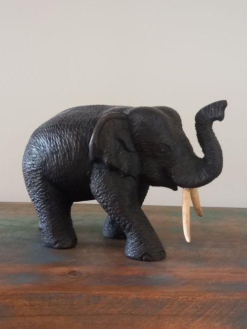 Sculptuur van baby olifant in hout