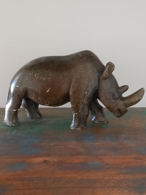 Neushoorn van marmer