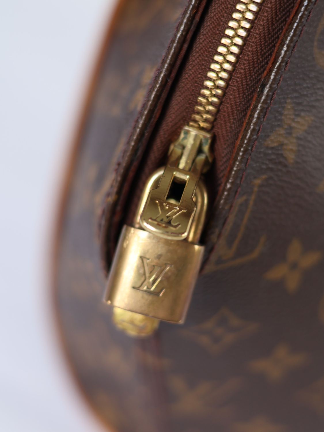 LOUIS VUITTON ELLIPSE BAG