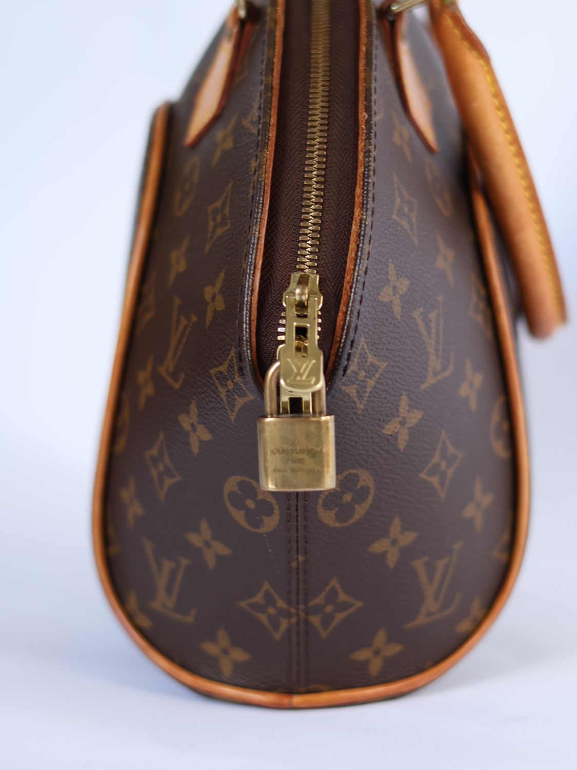 LOUIS VUITTON ELLIPSE BAG