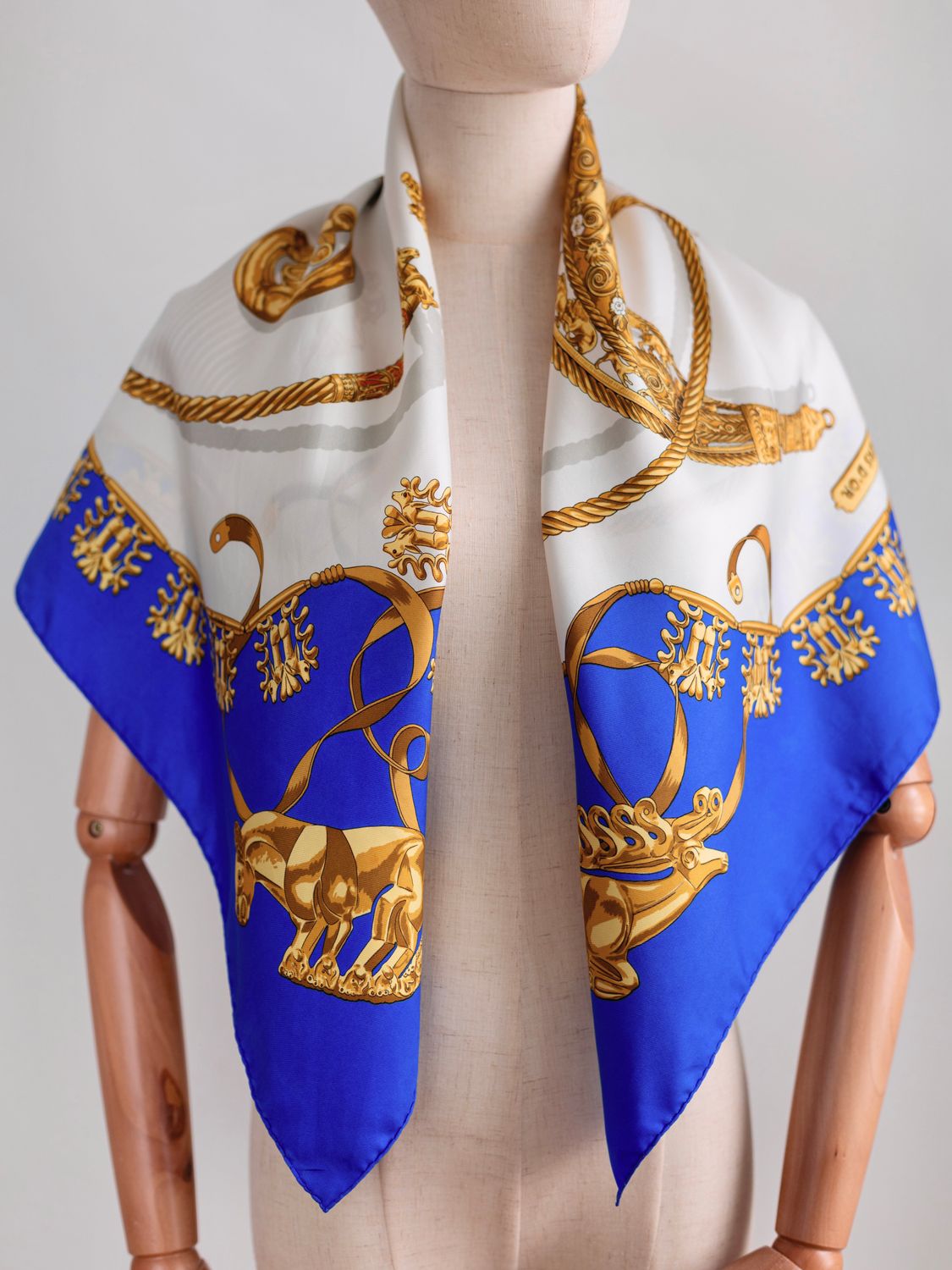 【美品】HERMÈS LES CAVALIERS D'OR シルクスカーフ Hermès Les Cavaliers d'Or Blue Silk Scarf