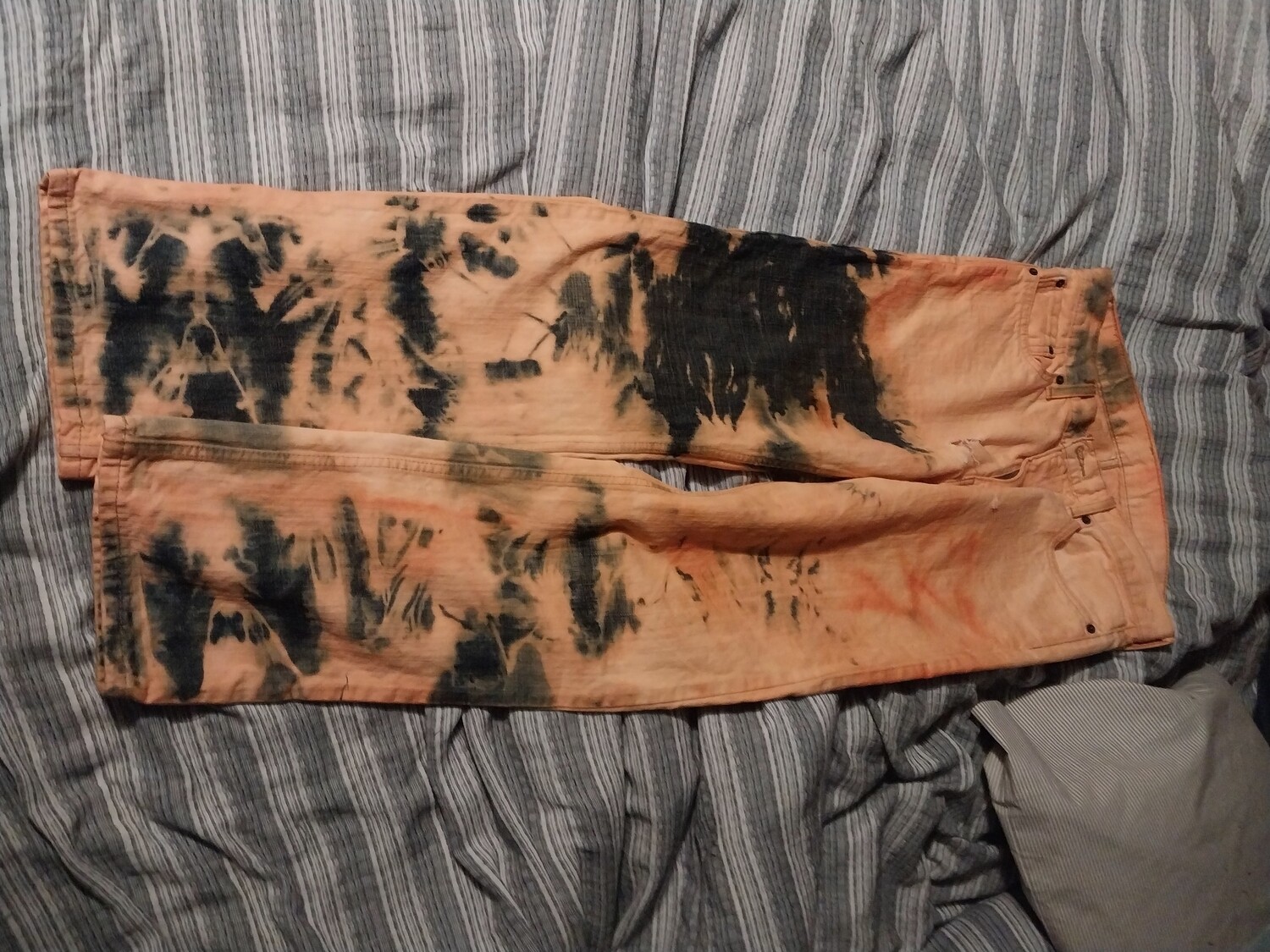 Tye dye orange levis 524&#39;s