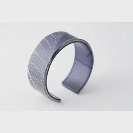 BRACELET NARROW CUFF FOSSIL LEAF INDIGO