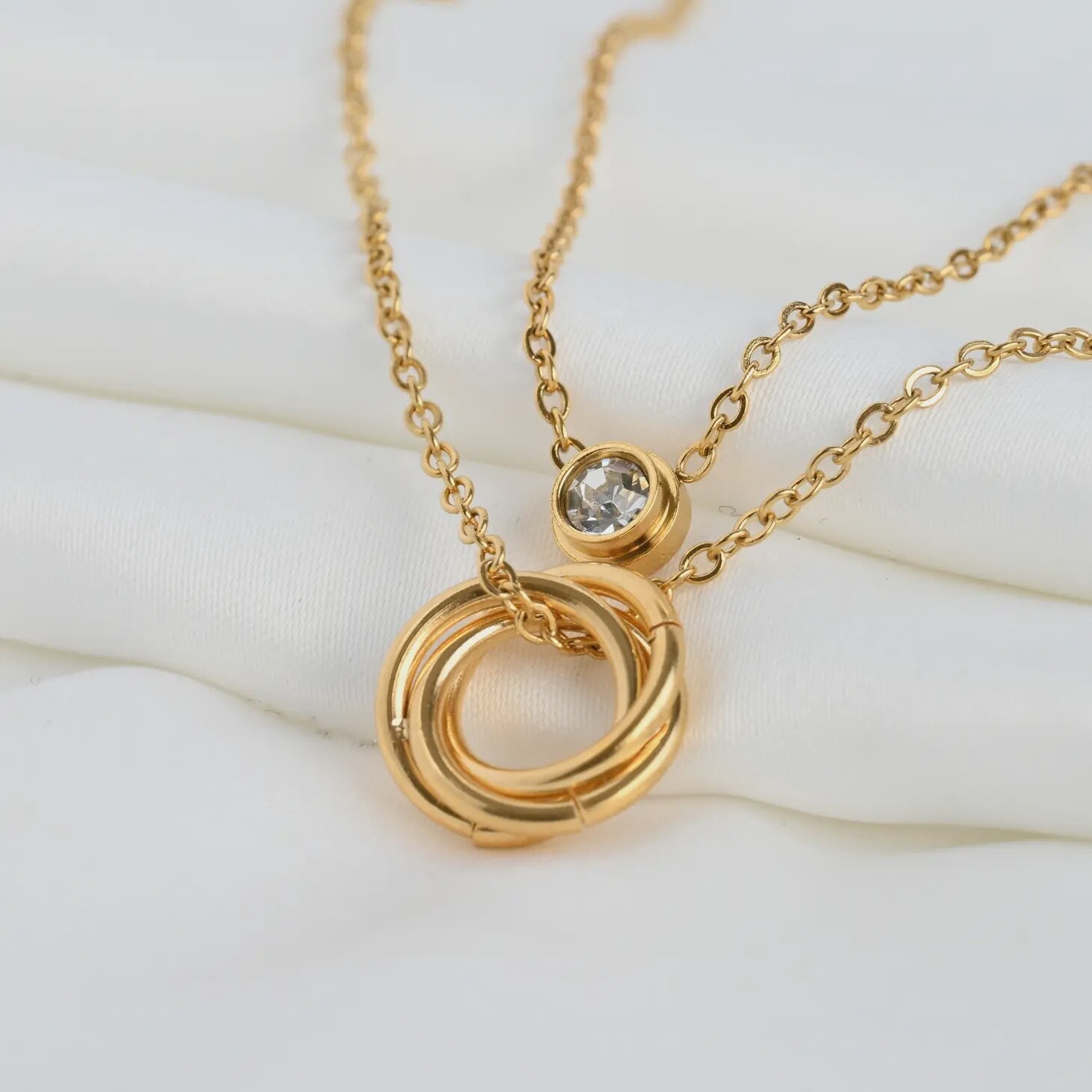 NECKLACE GOLD CIRCLE AND BEZEL DIAMOND