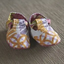 FLOWERED BABY BOOTIES
