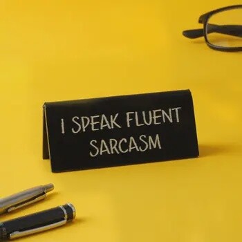 I SPEAK FLUENT SCARCASM DESK SIGN