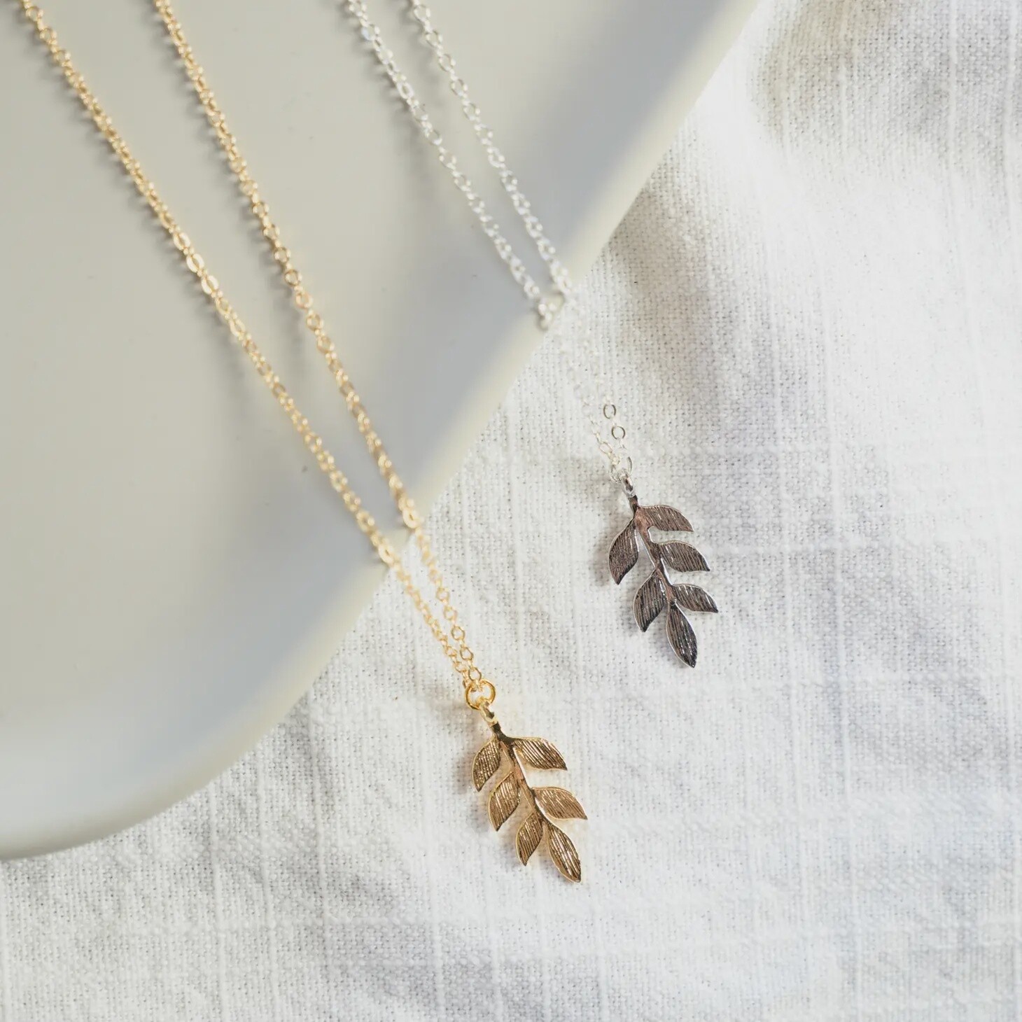 ELEGANT LEAF NECKLACE