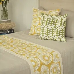 RETRO FLOWER TABLE RUNNER
