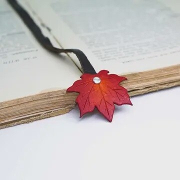 MAPLE LEAF BOOKMARK
