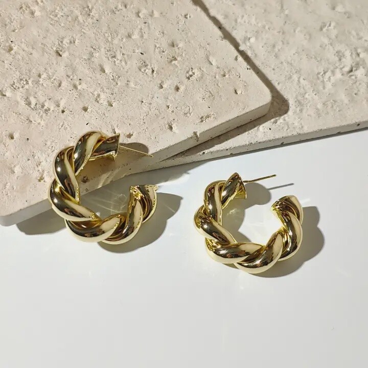 CHUNKY GOLD TWIST HOOP