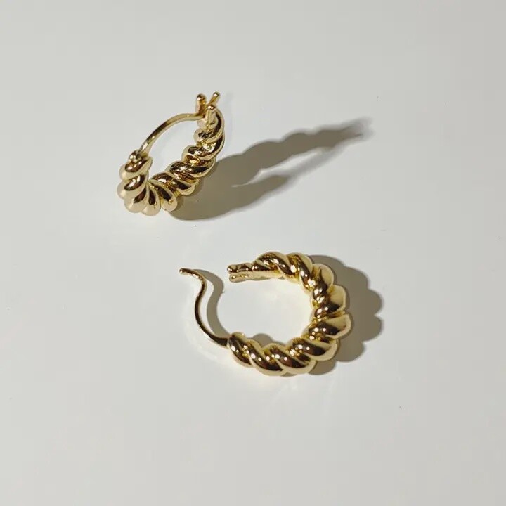 TWISTED 18k PLATED HOOPS