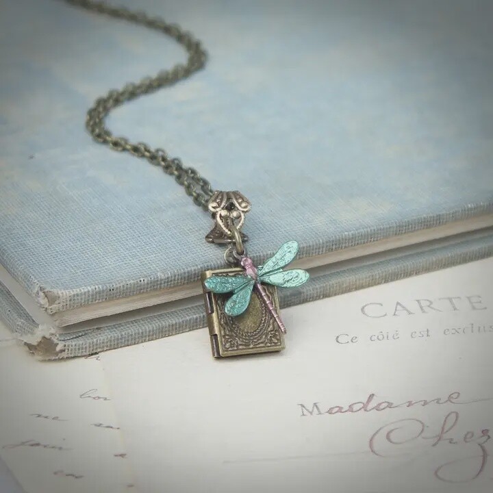 FROSTY GREEN DRAGONFLY NECKLACE