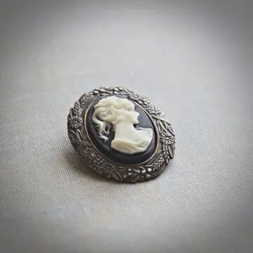 SMALL BLACK/IVORY VINTAGE STYLE BROOCH
