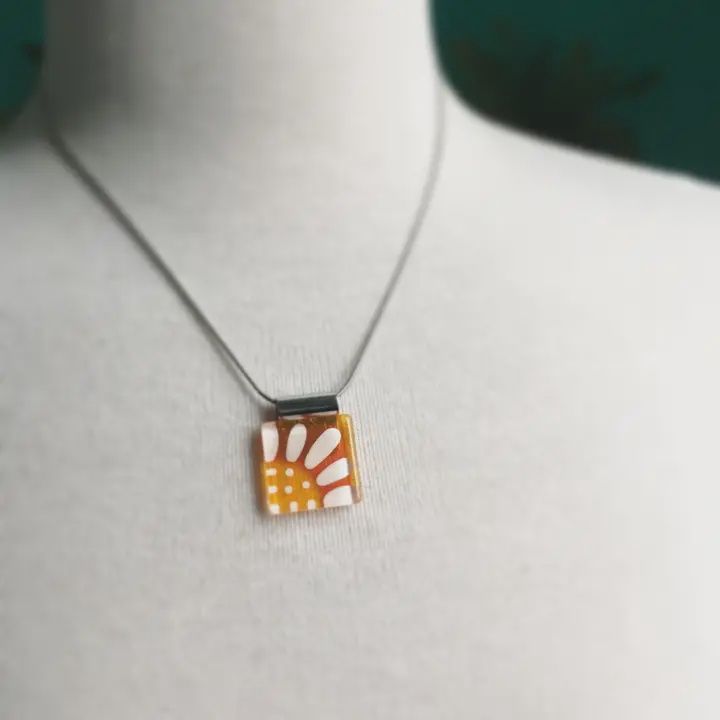 Painted glass Daisy necklace