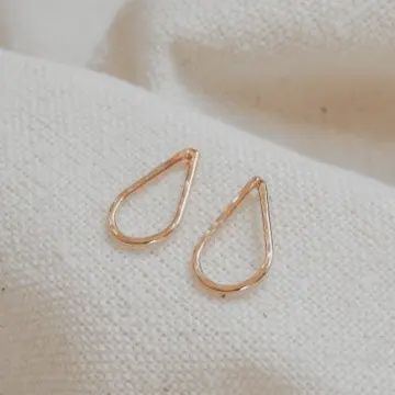 HAMMERED TEARDROP STUD EARRING