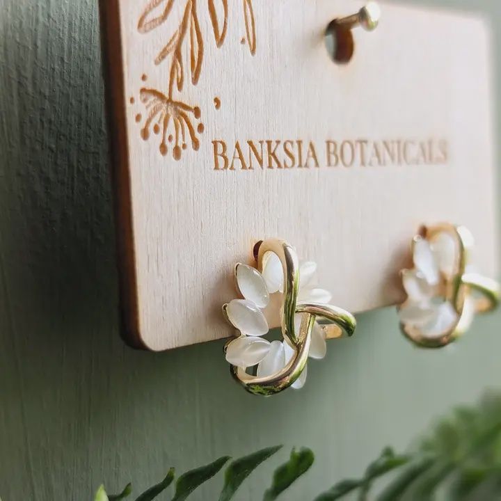 GOLD PLATED CATS EYE PINWHEEL