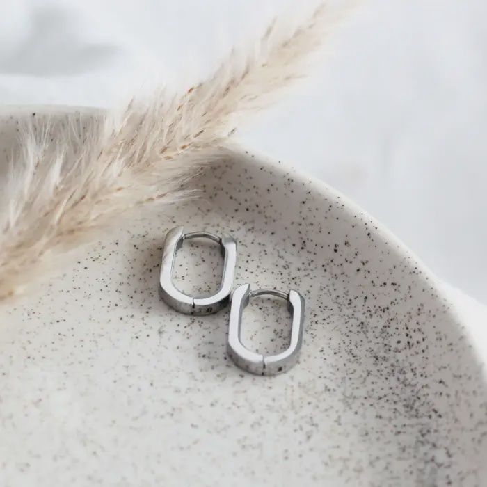 OVAL HUGGIE HOOPS