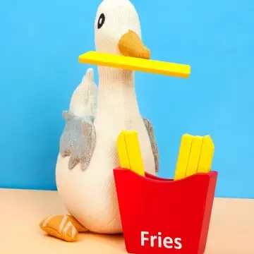Knitted organic Seagull with fries