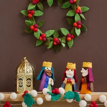 FELT BERRY WREATH SMALL