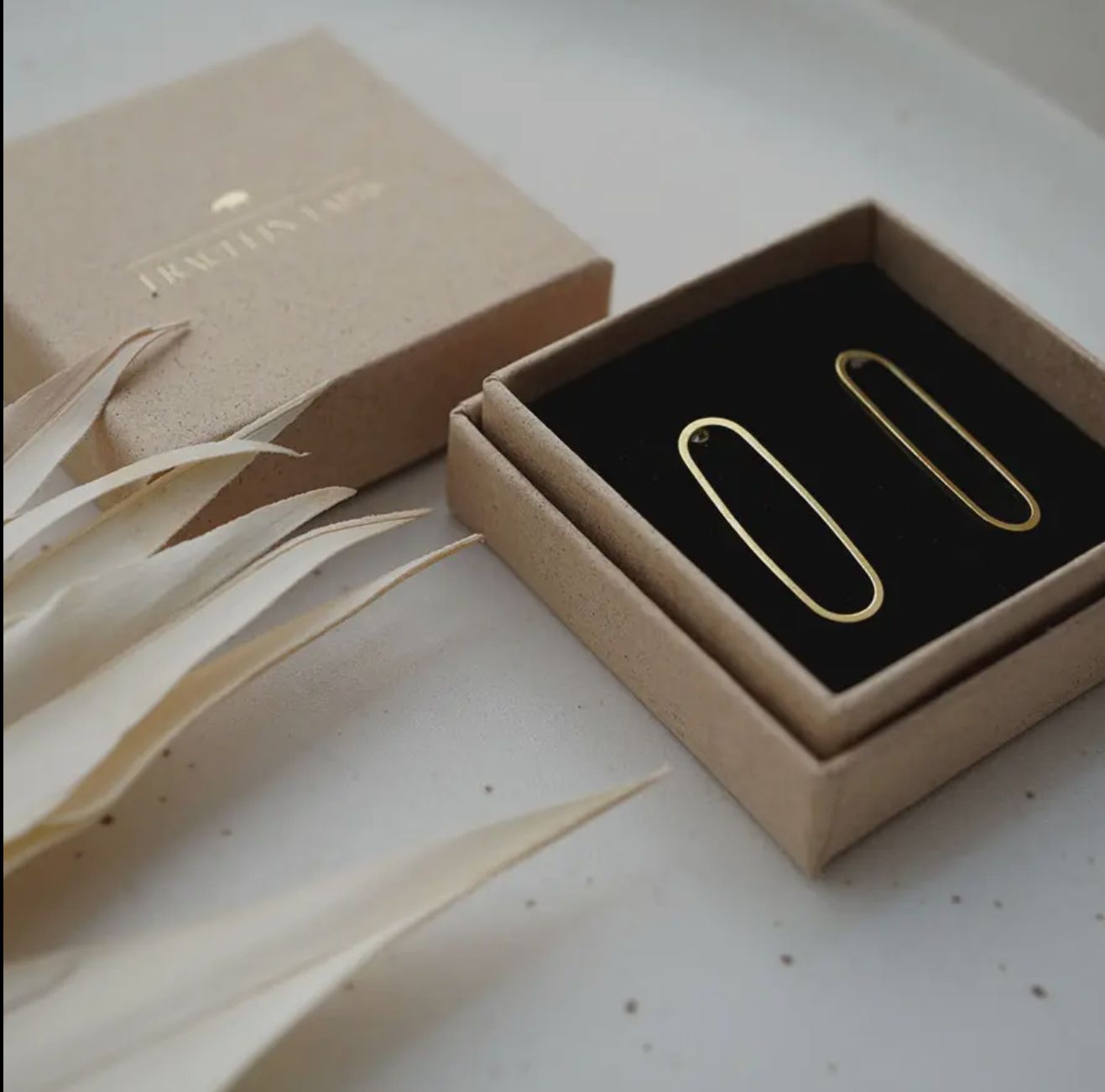 OVAL STUD EARRINGS