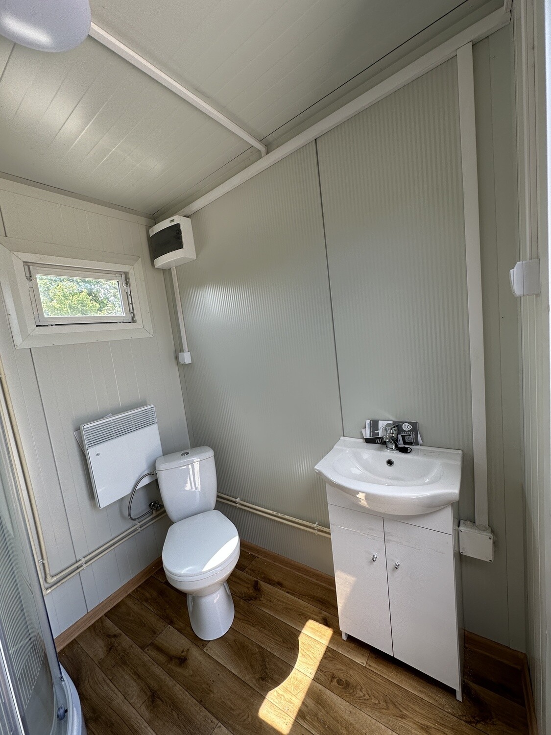 4,00 x 2,00 m Doppel-WC Container mit Duschen und Tank
