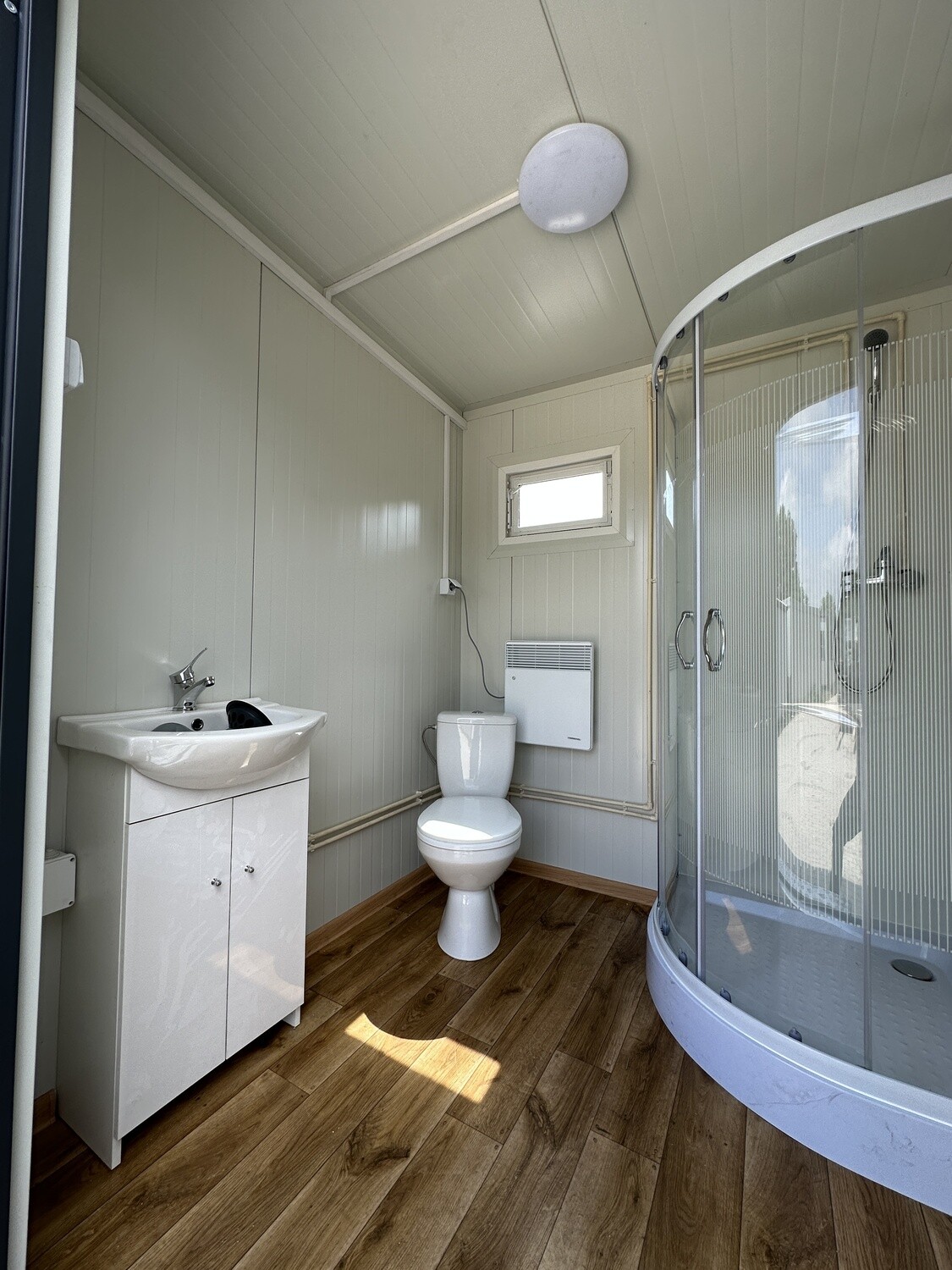 4,00 x 2,00 m Doppel-WC Container mit Duschen und Tank