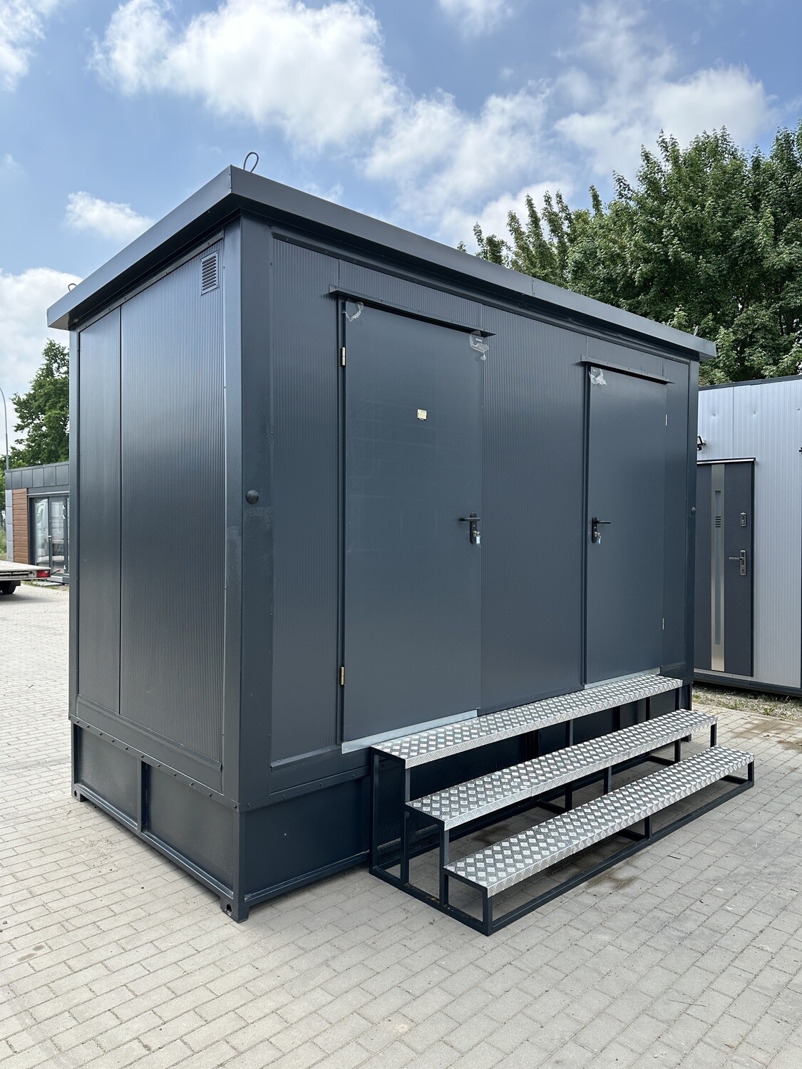 4,00 x 2,00 m Doppel-WC Container mit Duschen und Tank