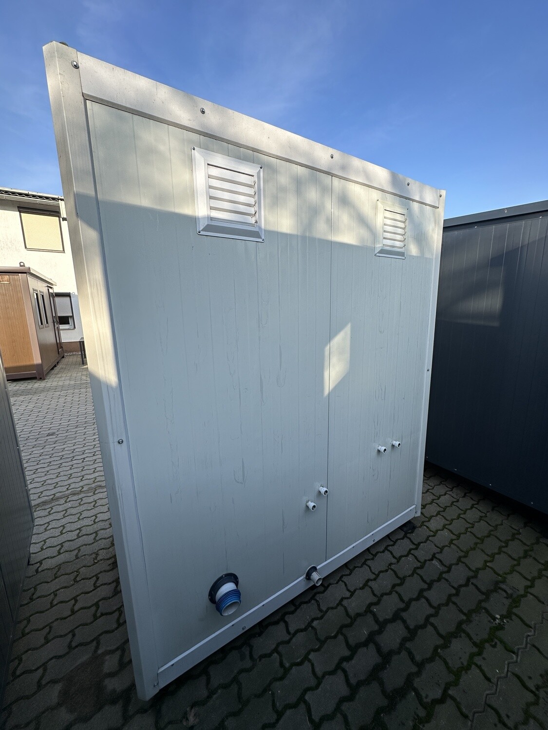 Sanitärcontainer 1,30 x 2,05 m - mit Toilette & Dusche – Die Container