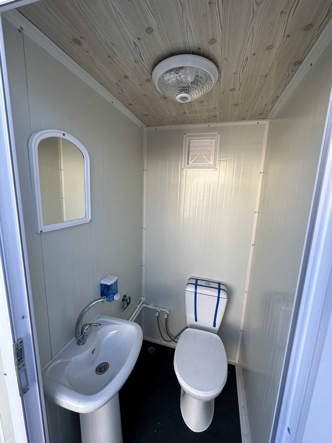Sanitärcontainer 1,30 x 2,05 m - mit Toilette & Dusche – Die Container