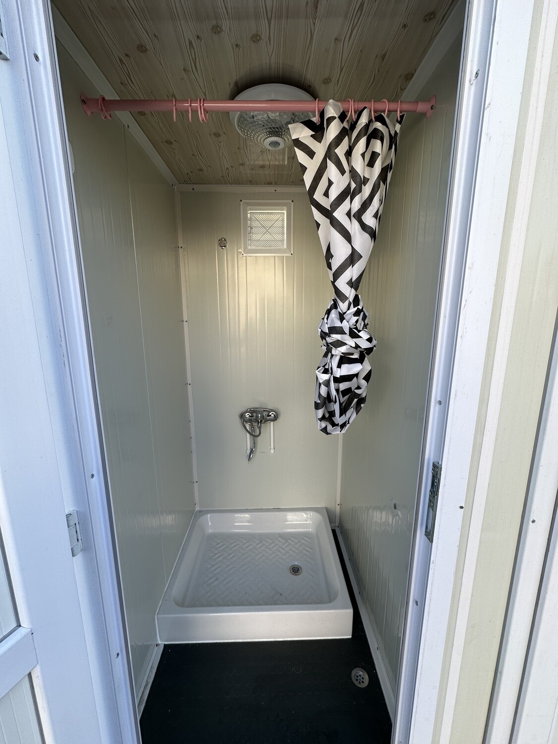 Sanitärcontainer 1,30 x 2,05 m - mit Toilette & Dusche – Die Container