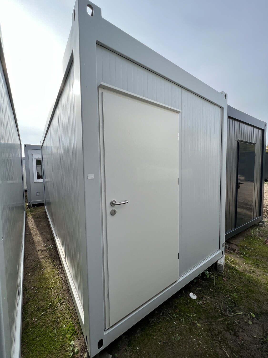 6,00 x 2,44 m Duschcontainer mit 6 Duschen RAL9010 – Die Container