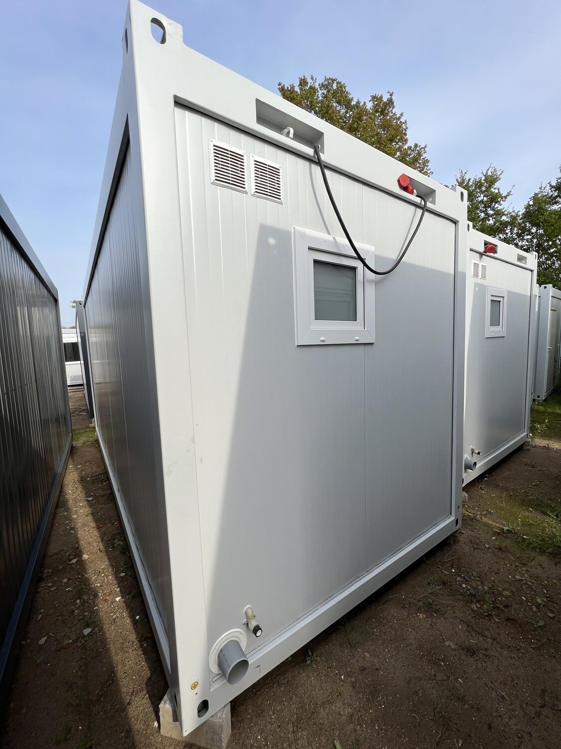 6,00 x 2,44 m Duschcontainer mit 6 Duschen RAL9010 – Die Container