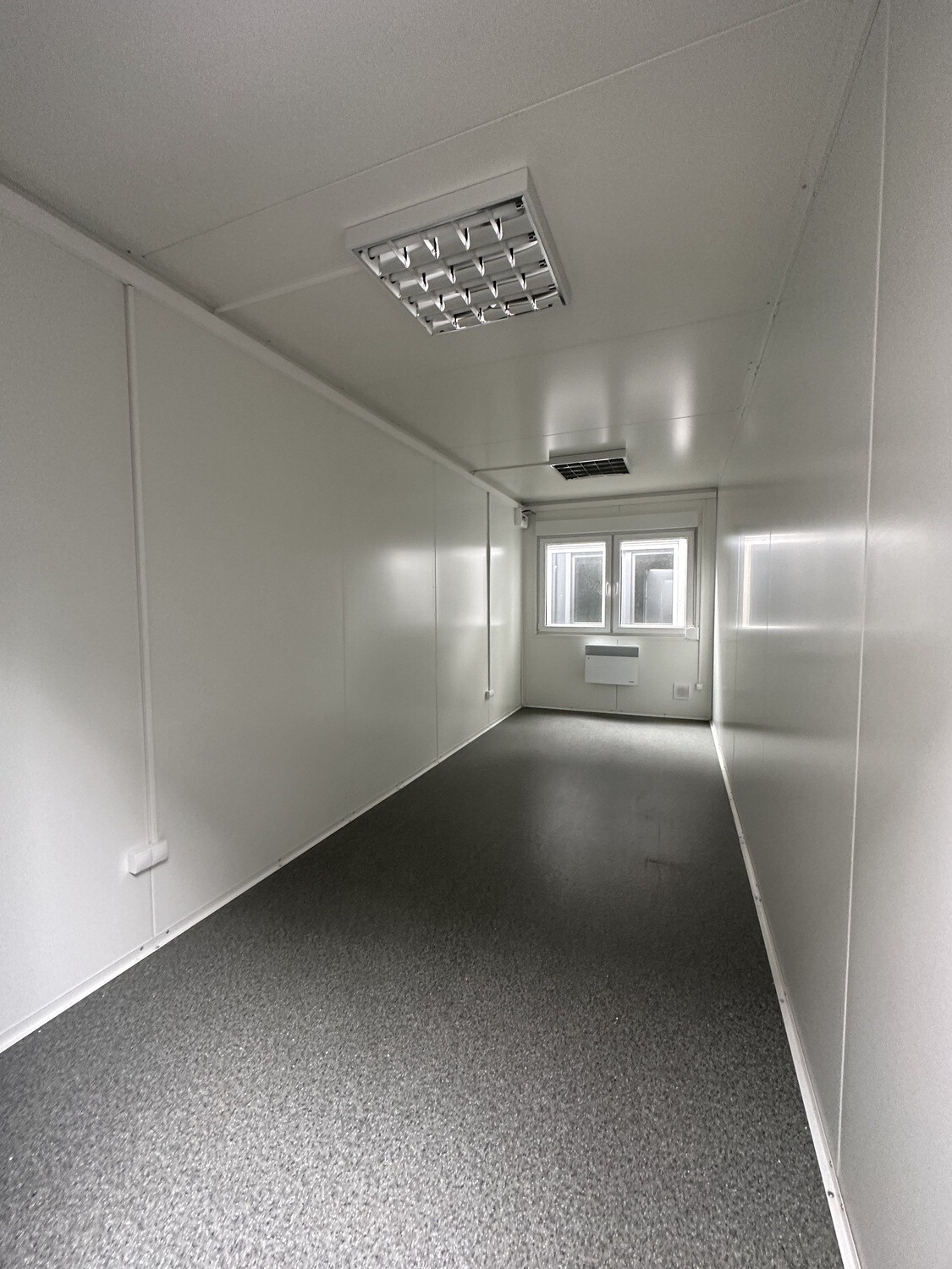 Bürocontainer 6,00 x 2,44 Tür Stirnseitig – Die Container