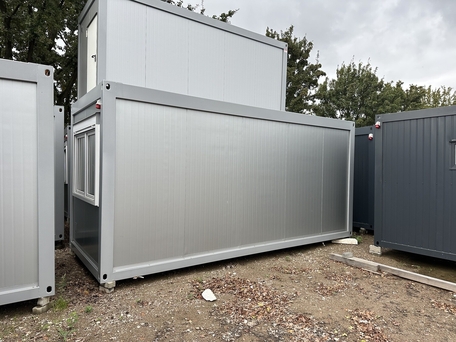 Bürocontainer 6,00 x 2,44 Tür Stirnseitig – Die Container