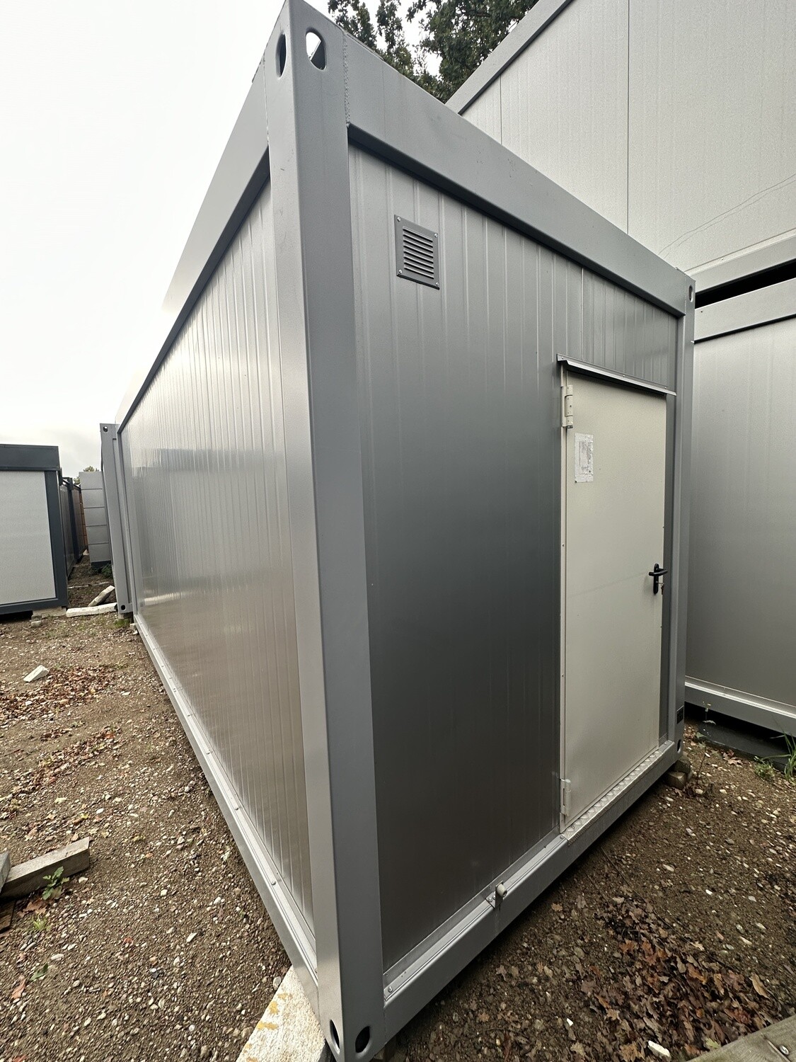Bürocontainer 6,00 x 2,44 Tür Stirnseitig – Die Container