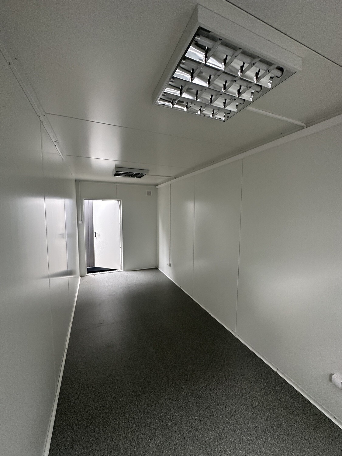 Bürocontainer 6,00 x 2,44 Tür Stirnseitig – Die Container