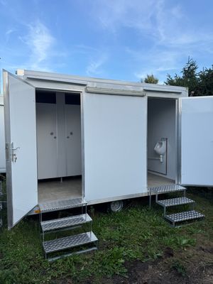 WC-Anhänger Damen/Herren mit 3x WC und 2x Urinal – Die Container