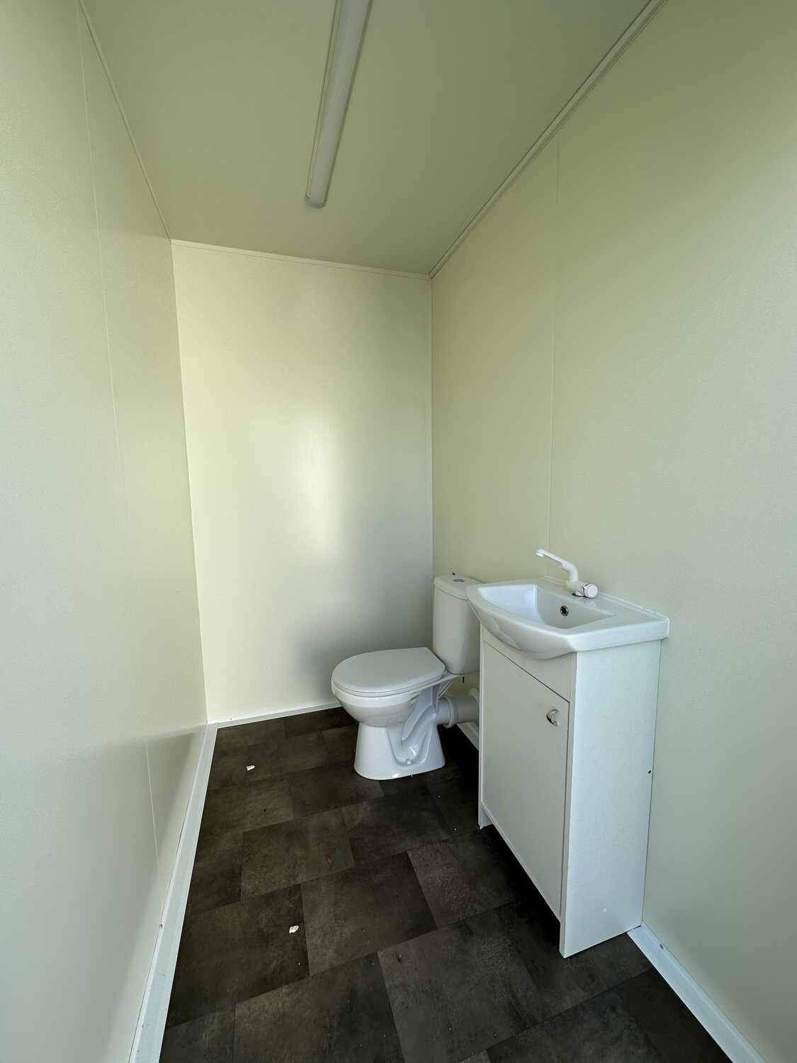 Autarker WC-Anhänger Damen/Herren mit Toilette – Die Container