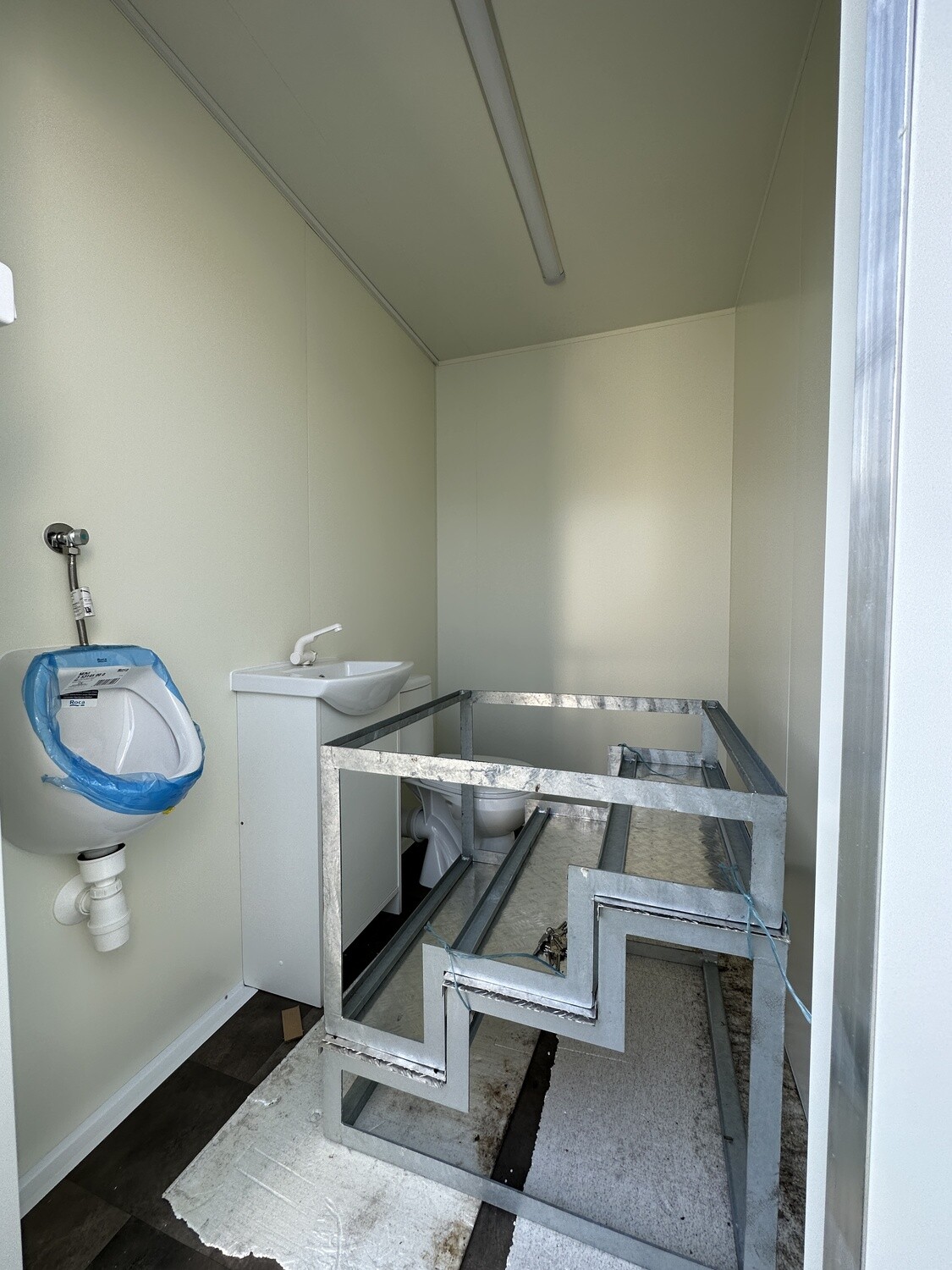 Autarker WC-Anhänger Damen/Herren mit Toilette – Die Container