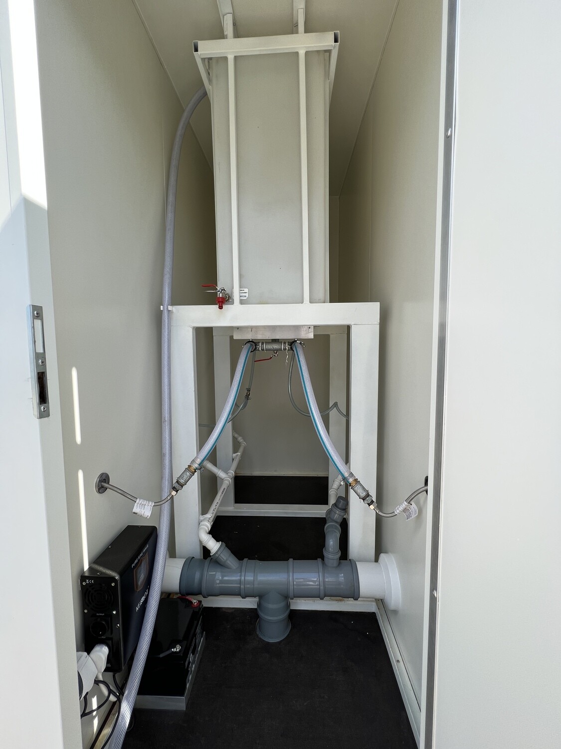 Autarker WC-Anhänger Damen/Herren mit Toilette – Die Container